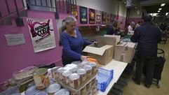 متطوعون يوزعون مساعدات غذائية في مركز في باريس - أ ف ب
