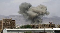 دخان بعد ضربات جوية أبلغ عنها قوات التحالف على مخازن الأسلحة بقاعدة جوية الديلمي - أ ف ب