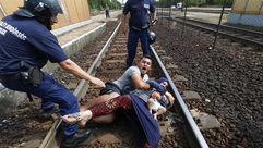 أسرة سورية تلقي نفسها على سطة القطار ببودابيست- فيسبوك