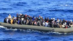 قارب مطاطي (بلم) يحمل لاجئين من الشواطئ التركية إلى اليونان