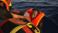 مهاجر من إرتيريا عبر قارب خشبي مزدحم