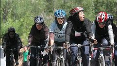 إيرانيات يقدن دراجات في الأماكن العامة