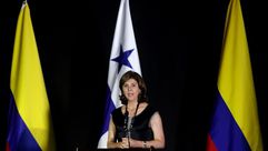 وزيرة الخارجية الكولومبية ماريا أنخيلا هولغوين خلال مؤتمر صحافي مع نظيرتها البنمية ايزابيل دي سانت م