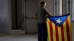 مواطن كتالوني يحمل علم الإقليم- أ ف ب