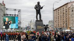 دشن في موسكو الثلاثاء في 19 ايلول/سبتمبر 2017 تمثال للمهندس السوفياتي الراحل ميخائيل كالاشنيكوف مختر