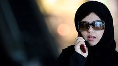 مرأة سعودية تتحدث بالهاتف - أ ف ب