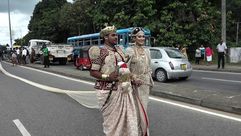 استعان زوجان سريلانكيان بمئات التلاميذ لحمل ذيل ساري ارتدته عروس يمتد على ثلاثة كيلومترات، ففتحت اجه