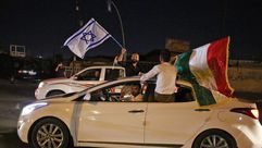 كردي يرفع علم إسرائيل عقب الاستفتاء- جيتي/ أ ف ب