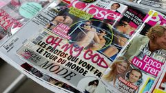 نسخ من مجلة "كلوزر" التي نُشرت فيها صور لدوقة كامبريدج عارية الصدر خلال عطلة لها في فرنسا