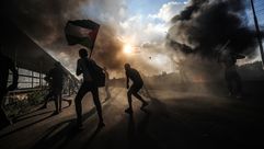 قلسطينيونيلقون الحجارة قرب قطاع غزة - جيتي