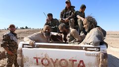 عناصر من تنظيم الدولة بيد مقاتلين أكراد في سوريا- تويتر