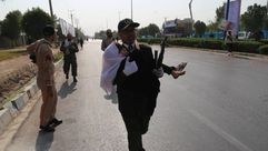 عنصر من الحرس الثوري يحمل طفلة خلال الهجوم- مهر الإيرانية