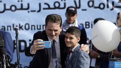 المفوض العام للأونروا بيير كرنبول في غزة مع طفل فلسطيني - جيتي