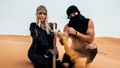 المؤثران آجي لال ومورجان أوليفر ألين في الصحراء السعودية. المصدر: بوابة السعودية