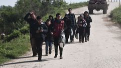 لاجئون سوريون يعبرون الحدود التركية اليونانية - جيتي
