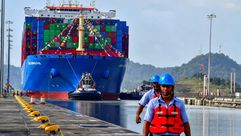 سفينة الشحن الصينية كوسكو تعبر قناة بنما في 03 كانون الأول/ديسمبر 2018