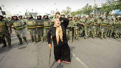 امرأة إيغورية وقمع القوات الصينية- جيتي