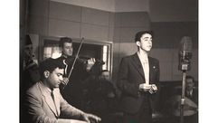 صورة نادرة للفنان حليم الرومي وهو يغني في استديو يافا عام1938