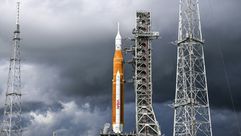 صاروخ "اس ال اس" البرتقالي والأبيض في منصة 39B التابعة لمركز كينيدي الفضائي في فلوريدا