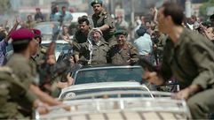 ياسر عرفات بعد دخوله الأراضي الفلسطينية لتنفيذ اتفاق أوسلو- جيتي
