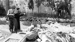 سيدة فلسطينية تتعرف على جثث ذويها الذين قضوا في المجزرة- جيتي