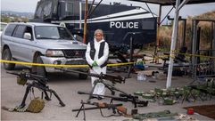 ضباط شرطة كوسوفو في مركز شرطة بلفيدير أثناء عرض الأسلحة والإمدادات التي تمت مصادرتها من جماعة مسلحة في 25 سبتمبر 2023 في ميتروفيتشا، كوسوفو- جيتي