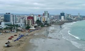 جانب من شاطئ مانتا في الإكوادور في الثامن من تشرين الثاني/نوفمبر 2025