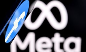 شعار منصة فيسبوك وخلفه شعار شركة ميتا