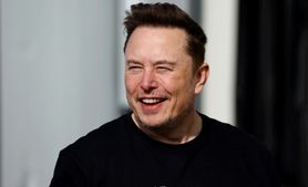 إيلون ماسك خلال زيارة لمصنع تابع لتيسلا بالقرب من برلين، في 13 آذار/مارس 2024