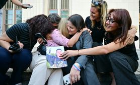 أفراد من عائلة كايلي يحتفلون بالحكم أمام محكمة لوس أنجليس العليا في 25 آذار/مارس 2026