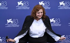 الممثلة الأميركية سوزان ساراندون خلال جلسة تصوير في مهرجان البندقية السينمائي في 6 أيلول/سبتمبر 2026