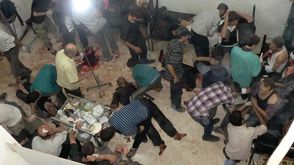 مصابون - مشفى ميداني - قصف بلدة عربين - الغوطة الشرقية - ريف دمشق 9-10-2014 (الأناضول)