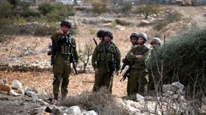 جنود إسرائيليون يسيطرون على أراض لفلسطينيين في الخليل - أرشيفية