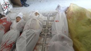 جثث قتلى سوريا بعد القصف على جسرين بريف دمشق
