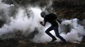 شاب فلسطيني يُعيد قنبلة الغاز السام إلى قوات الاحتلال - فيسبوك