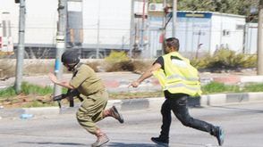 فلسطيني يطارد جنديا اسرائيليا ويطعنه ـ فيسبوك