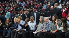 الرئيس الاميركي باراك اوباما (وسط) يصل لحضور مباراة شيكاغو بولز وكليفلاند كافالييرز في شيكاغو