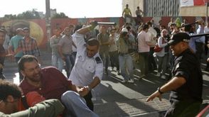 عناصر من السلطة تنهال بالضرب على متظاهرين ضد ممارسات الاحتلال - أرشيفية