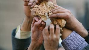 الفقر الجوع في مصر - يتقاسمون قطع خبز - تعبيرية