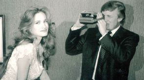 ترامب يلتقط صورة لإحدى عارضات مجلة بلاي بوي الإباحية- أرشيفية