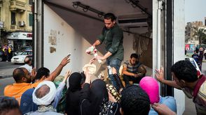 تجمع مصريين لشراء السكر المدعوم من شاحنة حكومية