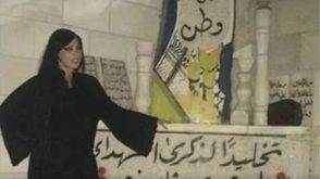 عاهرة إسرائيلية تلتقط صورا بجانب أضرحة شهداء