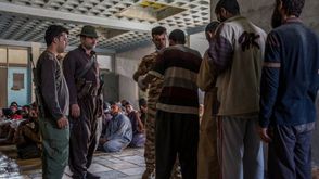 أكراد يقومون بتفتيش المشبه بهم من مقاتلي تنظيم الدولة في مركز دبس  - نيويورك تايمز