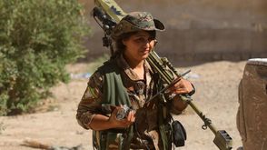 مقاتلة كردية في سوريا تحمل بندقية قنص أمريكية- جيتي