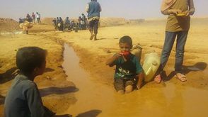 أطفال في مخيم الركبان سوريا يشربون مياه آسنة بسبب انقطاع المياه من الأردن - عربي21