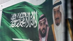 صورة للملك سلمان ومحمد بن سلمان على مبنى في الرياض - جيتي