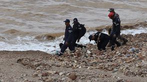 فرق الإنقاذ الأردنية خلال البحث عن مفقودين عقب سيول البحر الميت- جيتي