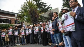 محتجون يحملون صور خاشقجي أمام قنصلية السعودية في اسطنبول - جيتي