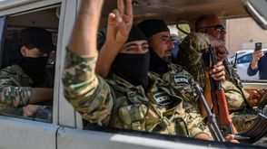 مقاتلو المعارضة السورية المدعومة من تركيا يتجهون نحو الحدود السورية - جيتي أ ف ب