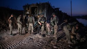 جنود مشاة أتراك يستعدون لدخول سوريا على الحدود بين تركيا وسوريا - جيتي